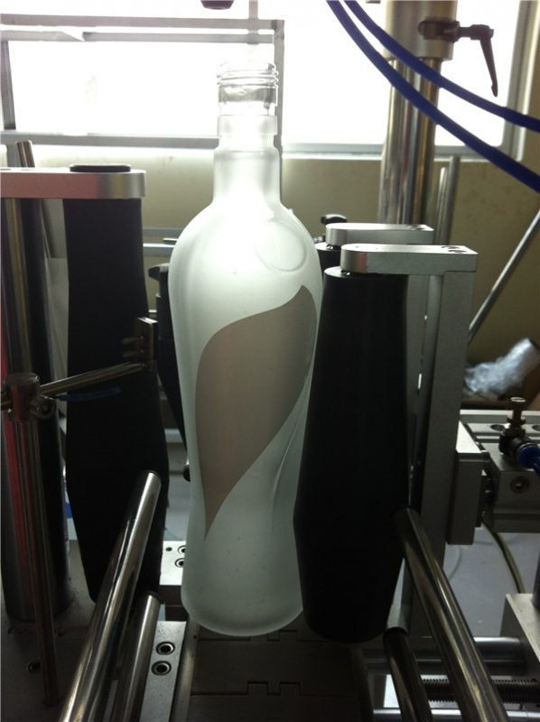 饮料行业圆瓶贴标机电动