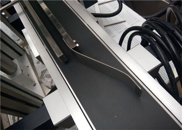 全自动顶部贴标机用于塑料空信封袋贴标