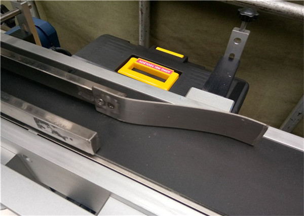 全自动顶部贴标机用于塑料空信封袋贴标