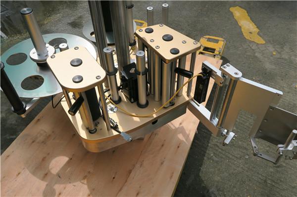 具有旋转功能的高速旋转不干胶贴标机