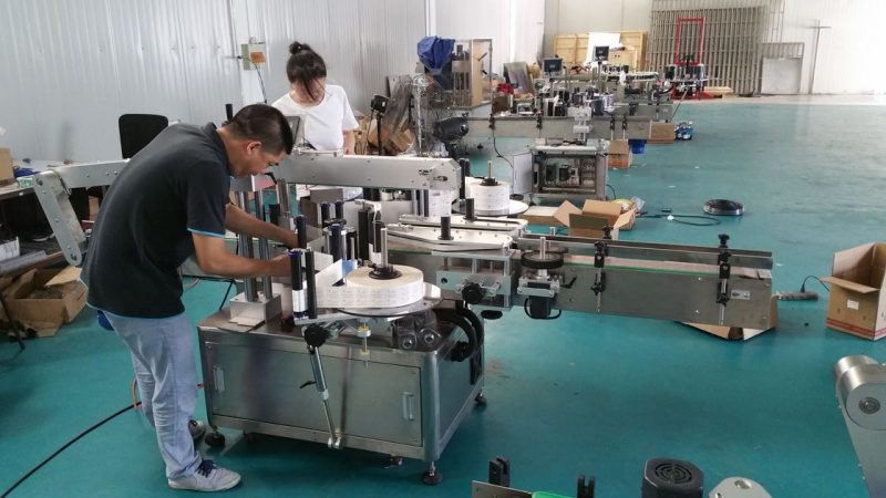 中国定制水瓶贴标机，自动双面贴标机供应商